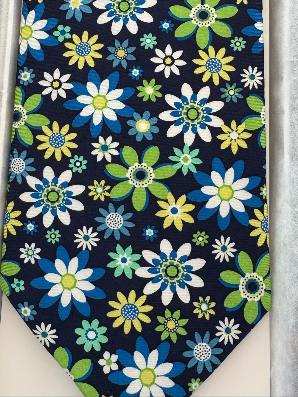 NWT Vera Bradley Baekgaard Men’s Navy Floral 100% Silk Tie Daisy Daisy - Picture 2 of 5